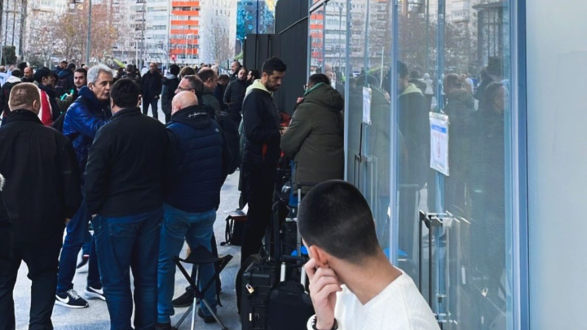 Fotógrafos y camarógrafos haciendo la fila para recoger su acreditación en las afueras del Santiago Bernabéu 